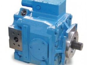 DF PV10系列變量軸向柱塞泵采用斜盤式設(shè)計(jì)，適用于靜液傳動(dòng)的閉式液壓回路。流量與泵的排量和轉(zhuǎn)速成比例關(guān)系，改變斜盤的角度可以使排量在0和最大排量之間變化。標(biāo)準(zhǔn)泵內(nèi)部配有G轉(zhuǎn)子式補(bǔ)油泵，高壓端口配有沖洗閥和雙溢流閥，溢流閥對(duì)靜液傳動(dòng)系統(tǒng)提供過載保護(hù)。標(biāo)準(zhǔn)泵配帶機(jī)械反饋的機(jī)械液壓伺服閥。殼體及軸端由密封件保證密封性能，最大壓力為0.25Mpa（間歇壓力為0.5Mpa).