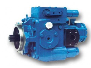 PV20系列軸向變量柱塞泵，采用斜盤結(jié)構(gòu)，適用于閉式回路靜液傳動(dòng)。流量正比于泵驅(qū)動(dòng)速度，反過來，改變旋轉(zhuǎn)斜盤的角度，可實(shí)現(xiàn)泵在零和最大排量之間無級(jí)調(diào)節(jié)?？烧{(diào)節(jié)控制手柄相對(duì)于0位的位置（左側(cè)或右側(cè)），來改變流體的方向，從而達(dá)到換向的目的。       液壓 - 機(jī)械伺服排量控制裝置保持或調(diào)節(jié)斜盤位置，因此泵排量控制手柄后的釋放，旋轉(zhuǎn)斜盤自動(dòng)返回到零位位置和流量變?yōu)榱恪?></a></dt>
              <dd style=