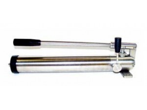 HPSS手動(dòng)泵為單作用手動(dòng)泵，材質(zhì)為不銹鋼1.4301（304），應(yīng)用于食品工業(yè)或環(huán)境要求比較高的場(chǎng)合，適用介質(zhì)：液壓油或水。應(yīng)用：該泵設(shè)計(jì)為簡(jiǎn)易升降功能，操作單作用液壓缸，與不銹鋼液壓缸配合使用，作為工作平臺(tái)和升降臺(tái)的備用泵。產(chǎn)品規(guī)格：HPSS手動(dòng)泵內(nèi)部裝配有單向閥和卸荷閥，此為標(biāo)準(zhǔn)配置，可內(nèi)置油箱及安裝面板。油箱的標(biāo)準(zhǔn)容積為0.7L，但也可按客戶要求生產(chǎn)。也可提供雙油箱連接或與額外的油箱連接。