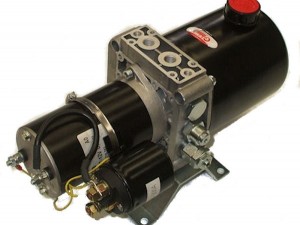 “UPW-DC”直流動(dòng)力單元格外適用于移動(dòng)車(chē)輛的安裝使用，如：自行式起重機(jī)，自卸車(chē)，起重車(chē)，輕型卡車(chē)，以其所有需要以電為原動(dòng)力遠(yuǎn)程驅(qū)動(dòng)液壓回路的場(chǎng)合。它們廣泛的應(yīng)用于工業(yè)、農(nóng)業(yè)、海陸運(yùn)輸?shù)雀鱾€(gè)行業(yè)。